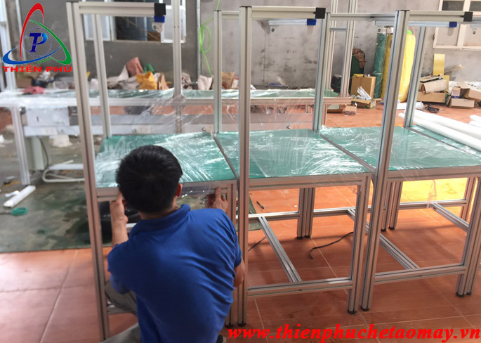 Bàn Thao Tác Bằng Khung Nhôm Định Hình